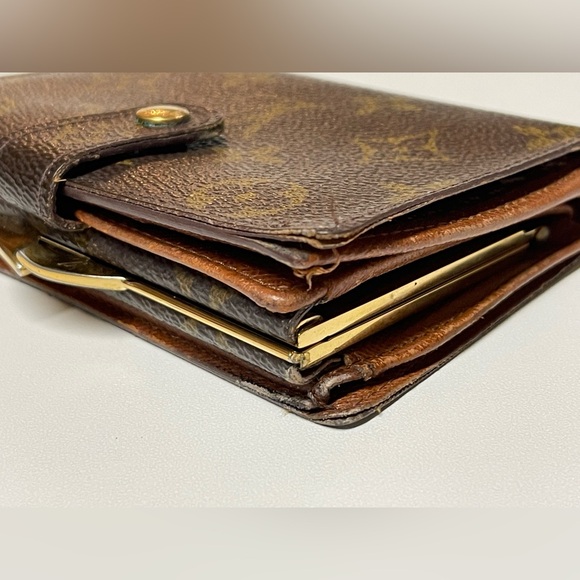 VINTAGE LOUIS VUITTON CLASSIC MONOGRAM KISS LOCK WALLET - Picture 3 of 16